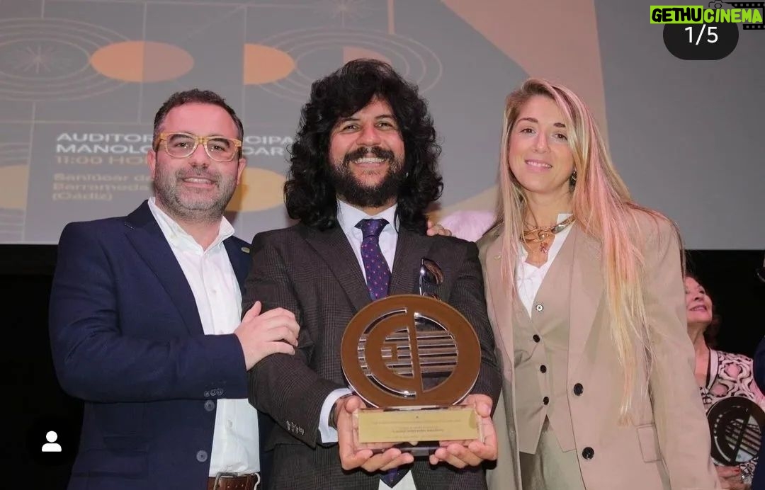 Rancapino Chico - 327 Likes - Un día muy emotivo y especial, en el que para mí ha sido un orgullo representar a mi Padre. Al cual han galardonado con el premio internacional al Cante Flamenco
"Manolo Sanlucar"..
Me ha dado mucha alegría recibirlo de la mano de Isabel Butron a la que le tengo mucho cariño y al mismo tiempo acompañada de su compañero @fedediaztorres
Gracias a los dos por acompañarme en un día tan especial..
Y bueno mañana el maestro os dedicará a todos unas palabritas..
Solo puedo decir que él está muy contento y agradecido..