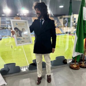 Rancapino Chico Instagram - Fue un privilegio para mi estar en el Estadio del Cádiz FC  y que me dieran este reconocimiento junto con mi maestro nunca lo olvidaré.. ❤️🌲🤗

Dos pedazos de equipos.. 
Cádiz FC Y Sevilla FC..