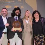 Rancapino Chico Instagram - Un día muy emotivo y especial, en el que para mí ha sido un orgullo representar a mi Padre. Al cual han galardonado con el premio internacional al Cante Flamenco "Manolo Sanlucar".. Me ha dado mucha alegría recibirlo de la mano de Isabel Butron a la que le tengo mucho cariño y al mismo tiempo acompañada de su compañero @fedediaztorres Gracias a los dos por acompañarme en un día tan especial.. Y bueno mañana el maestro os dedicará a todos unas palabritas.. Solo puedo decir que él está muy contento y agradecido..