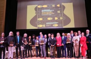 Rancapino Chico Instagram - Un día muy emotivo y especial, en el que para mí ha sido un orgullo representar a mi Padre. Al cual han galardonado con el premio internacional al Cante Flamenco
"Manolo Sanlucar"..

Me ha dado mucha alegría recibirlo de la mano de Isabel Butron a la que le tengo mucho cariño y al mismo tiempo acompañada de su compañero @fedediaztorres
Gracias a los dos por acompañarme en un día tan especial..

Y bueno mañana el maestro os dedicará a todos unas palabritas..
Solo puedo decir que él está muy contento y agradecido..