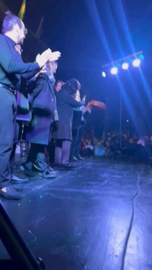 Rancapino Chico Instagram - Una noche fría pero con un público EXTRAORDINARIO Junto con un gran elenco y en una tierra de mucho arte donde nació mi querido y admirado al q quiero mucho mi Curro Romero.. VIVA CAMAS.. 

Terminamos el 2023.. 
Os quiero mis @rancapineros ❤️🌲🤗

@lidiah.fernandez
@giraldillo_buleria
@caracolillodecadizcantaor
@edupercu
@kiscoalonso Taconcito de oro..
@davidpacheco493