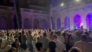 Rancapino Chico Instagram - Noche muy especial en los Claustro de la Catedral (Almería).. 

Maravilloso público que lleno este bonito sitio que me encantó.. Al mismo tiempo, compartiendo con un gran elenco..

 Y que alegría de ver a personas q quiero y admiro allí acompañandonos.. 

Llevo vuestros aplausos en el alma..
Mis @rancapineros ❤️🌲