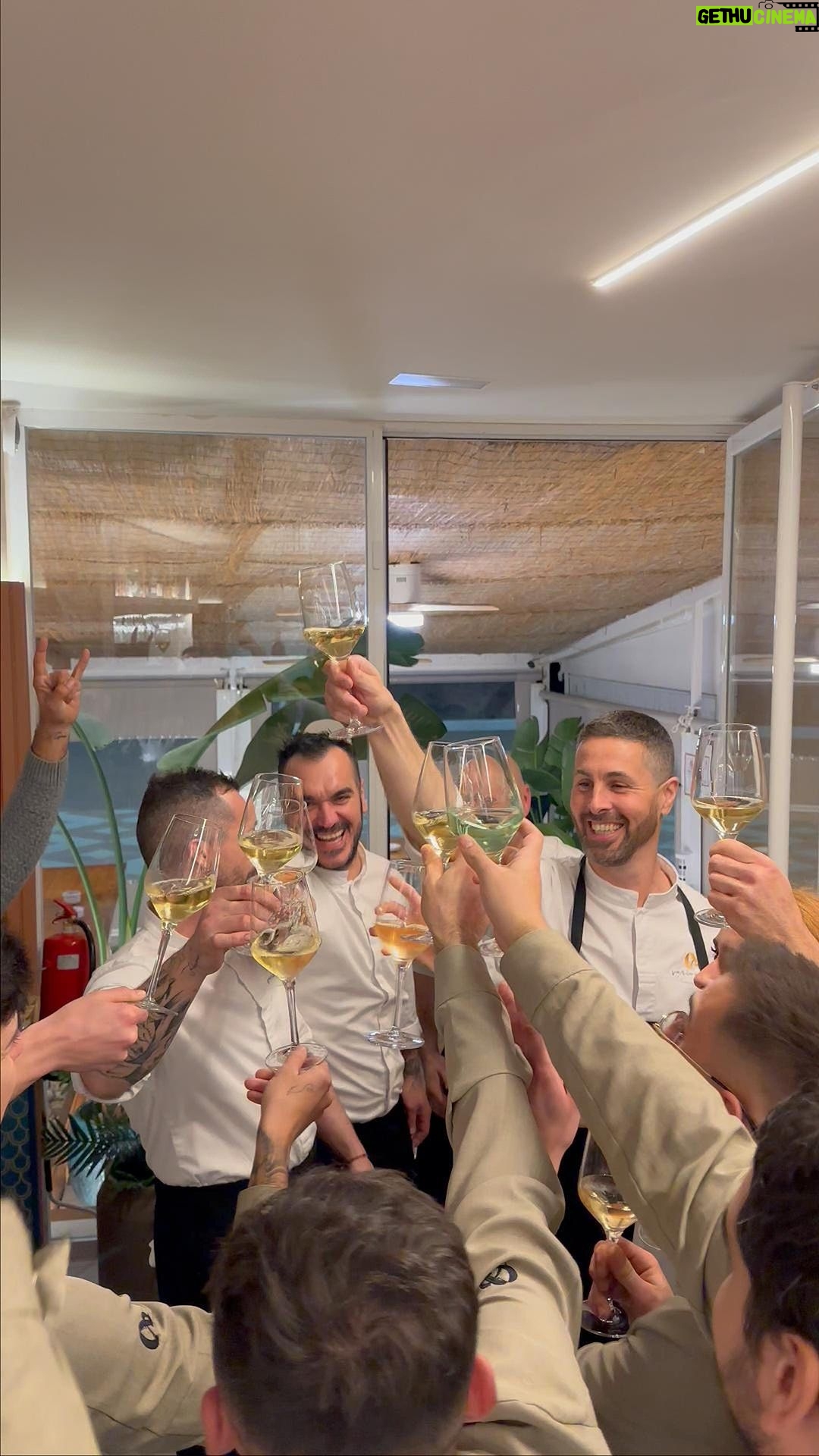 Rancapino Chico Instagram - ♾️🧑🏼🍳Cuenta doña Juana Pinto que jugaba con Rancapino y Camarón cuando era niña en el restaurante de su padre, la popular @ventapinto de la Barca de Vejer. Y que también vio crecer en ella a sus descendientes, los propios, y a los de los cantaores. Como @rancapinochico, a quien lo recuerda en el regazo de su madre. 🧑🏼🍳🎼El pasado viernes confluyeron todos esos artes infinitos en Variopinto: el arte del buen comer y el del flamenco. Ambos heredados de padres a hijos, y bajo la tenta mirada de doña Juana, y su hijo Luis Roman Pinto @jluisromanpinto, al timón hoy de Variopinto. 📹Este vídeo resume ese broche gastronómico y flamenco para despedir esta temporada en la que nos acercamos al mar con una nueva ubicación. ↪️Volvemos en febrero de 2024. 🥂Brindamos por todos y todas ¡Salud! 📹📝@ymarinc #variopinto #cierretemporada #flamenco #rancapinochico #restaurante #temporada2023 #cenamaridaje Barbate, Spain