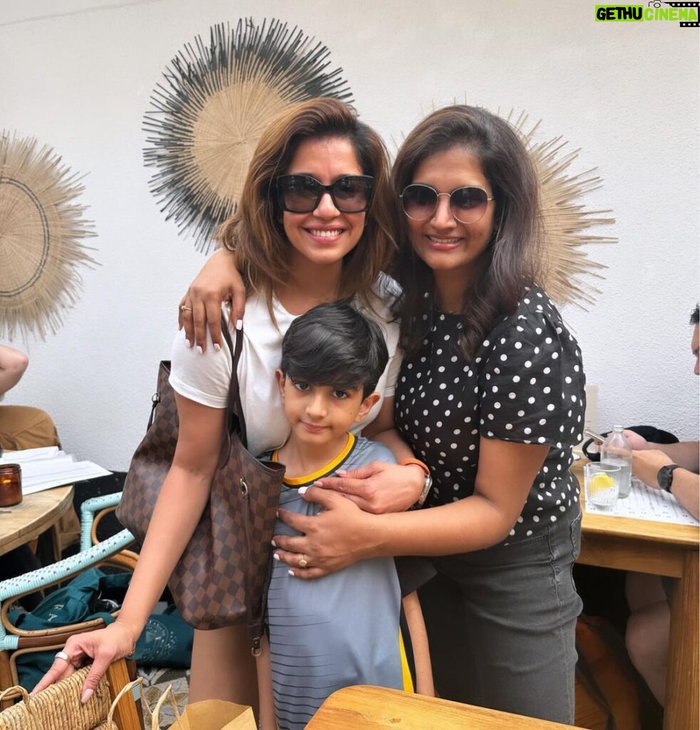 Ranjini Haridas Instagram - Brunchin with @msmarti_ranj and My Dude. @comptoir102 #brunch #atetoomuch #organic #justhanging #sundaychill #