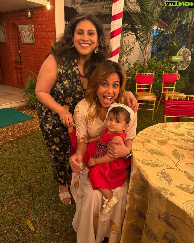 Ranjini Haridas Instagram - Finally got my hands on lil Lyra a whole 11 months after her gorgeous momma popped her out ..made it before this cutie turned one so I’m mighty impressed with myself.😬👍😎 The mom might beg to differ though me thinks @aeg88 😂😂😂 #betterlatethannever #babiesarecute #christmasnight #babylyra #❤