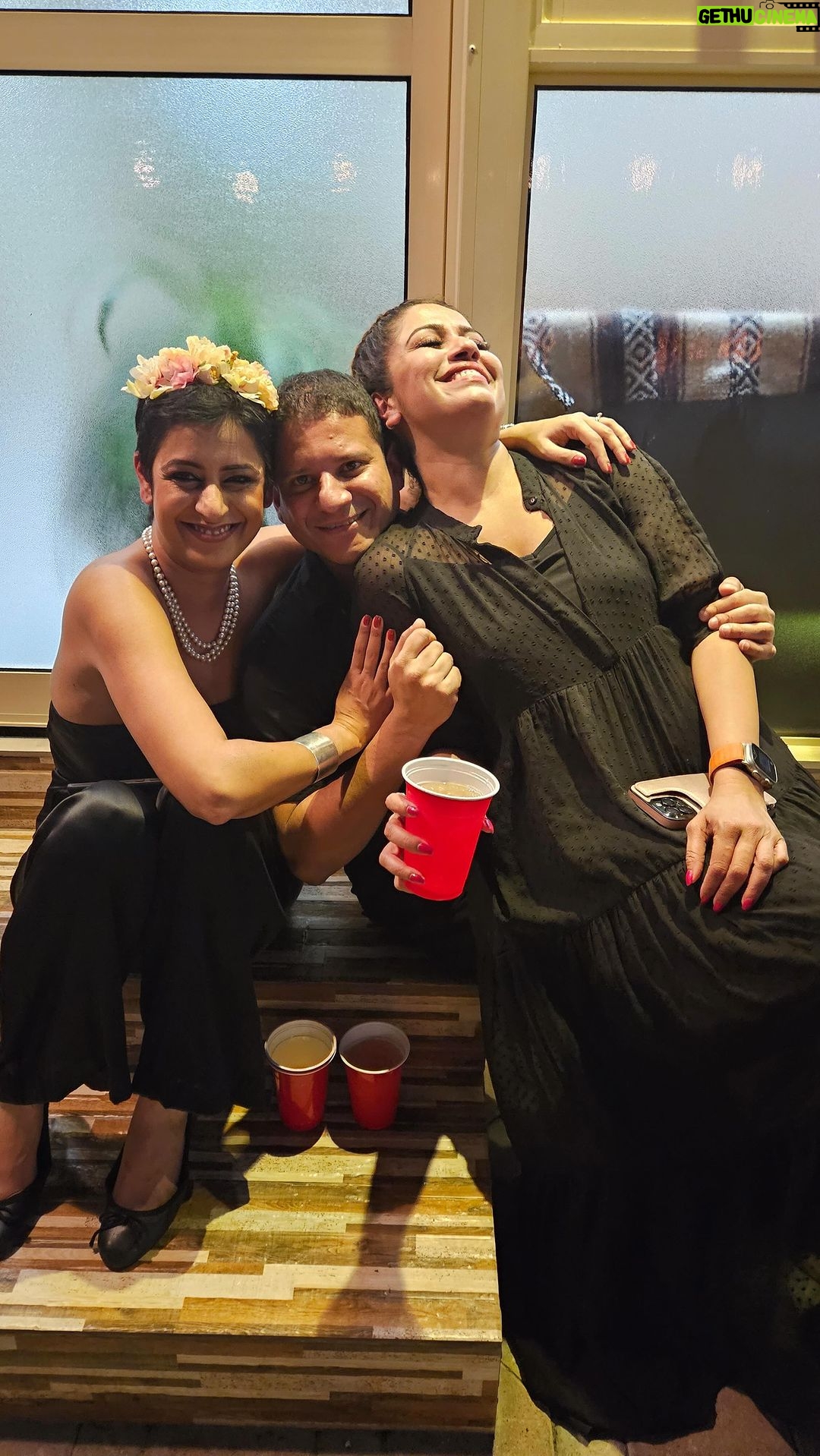 Ranjini Haridas Instagram - Just a bunch of us Indians trying to fit in with the Mexicans but what in the world are you doing @sharathpulimood ??? 😂😂😂 @amarasmummy and @abhibasskoffee such a fun night that turned out to be !!!❤️ #diadalasmuertos #dubaidiaries #mexicanshuffle #damcetillyoudrop #suchfun #ranjiniharidas