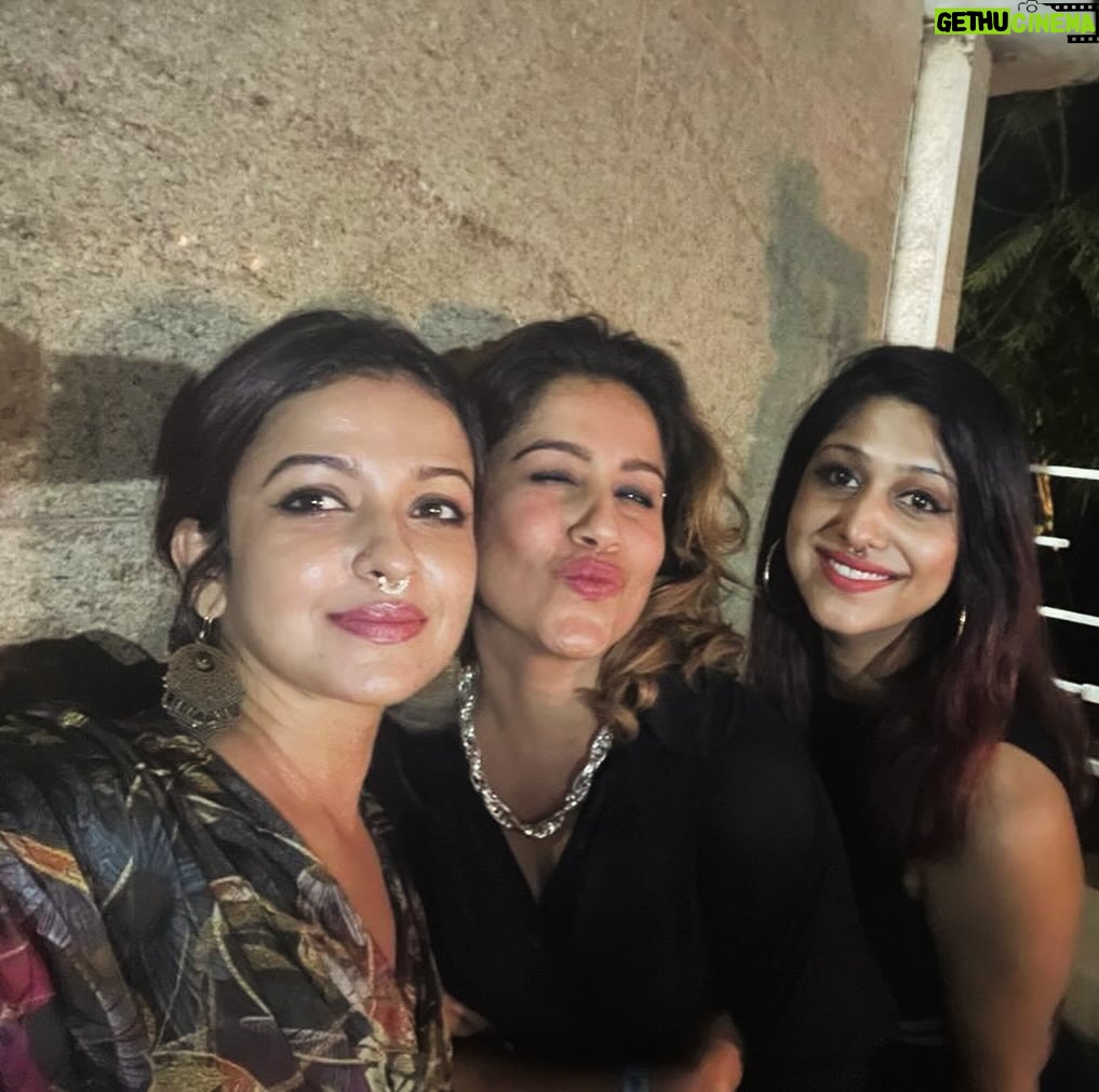 Ranjini Haridas Instagram - People who party together stick together !!!😂😂😂 Except last night some of us took off coz it was too bloody hot and the sound wasn’t the best .Aaah well some days are good and some days are bad ..😶 @dancingbellss @ranjinijose @samsonjvalentine #gooddaysbaddays #partypack #tech #friendslikefam #ranjiniharidas #cochindiaries