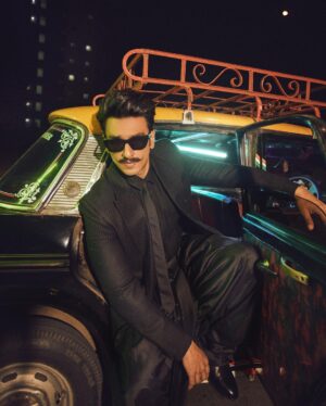 Ranveer Singh Instagram - For the grand opening of @jioworldplaza 🖤 
Spectacular evening! 
#NewOrderOfStyle #MumbaiAtThePlaza #JioWorldPlaza