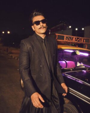 Ranveer Singh Instagram - For the grand opening of @jioworldplaza 🖤 
Spectacular evening! 
#NewOrderOfStyle #MumbaiAtThePlaza #JioWorldPlaza