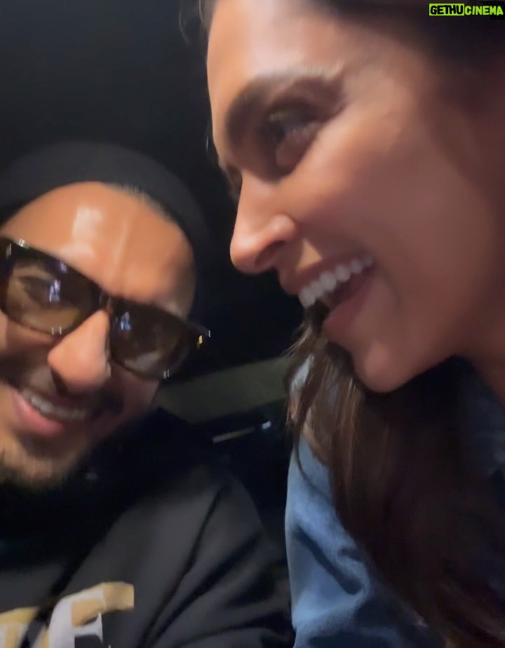 Ranveer Singh Instagram - She LLLLLLLOVED it!!! 🥰🥰🥰 @deepikapadukone #RockyAurRaniKiiPremKahaani