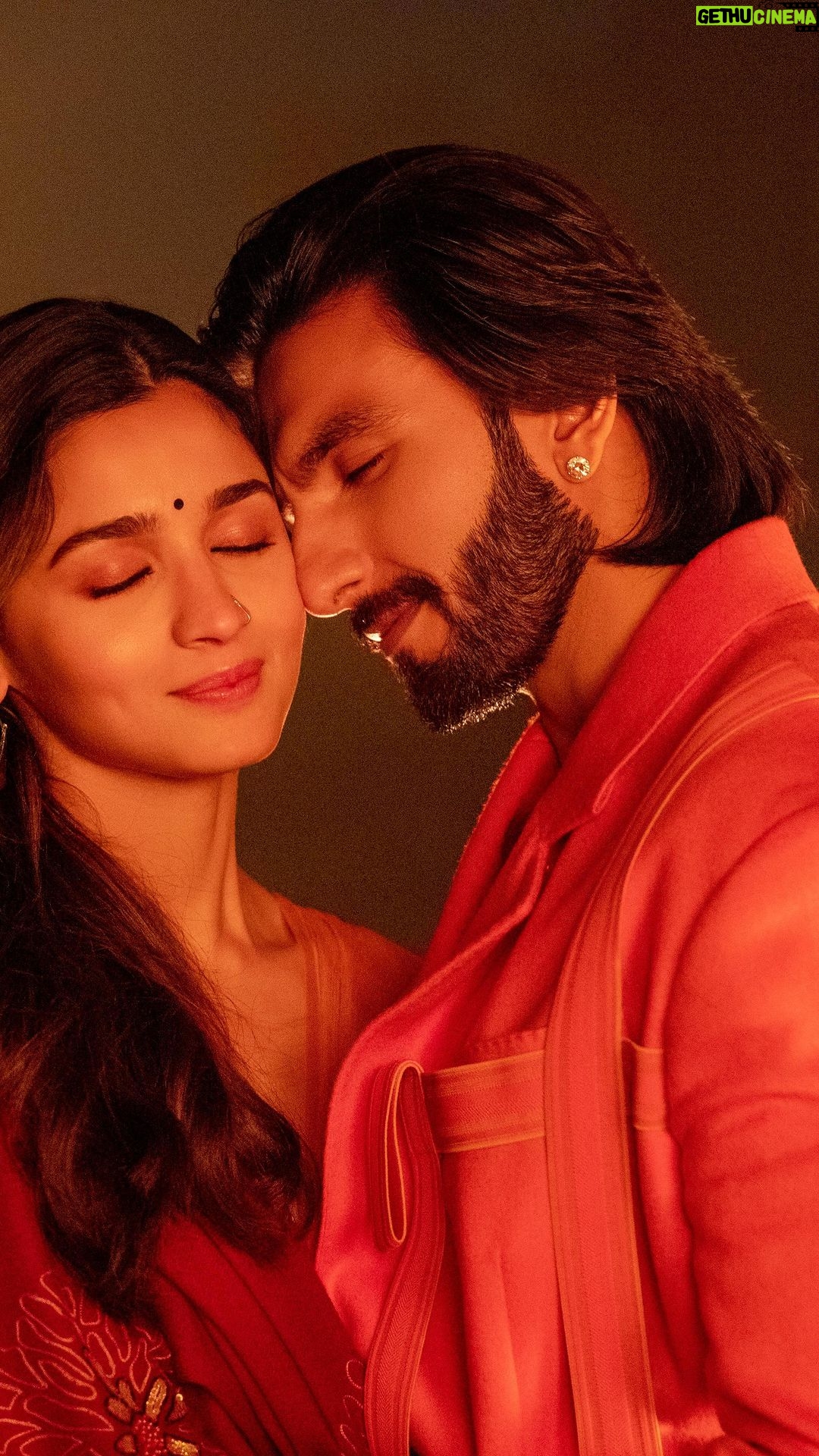 Ranveer Singh Instagram - An Arijit-Shreya duet! Just pure love ! ππ #VeKamleya SONG OUT NOW! #RockyAurRaniKiiPremKahaani #RRKPK @aapkadharam #JayaBachchan @azmishabana18 @aliaabhatt @karanjohar @apoorva1972 @ajit_andhare @_ishita_moitra_ @shashankkhaitan @gogoroy @somenmishra @ipritamofficial @arijitsingh @shreyaghoshal @iamshadabfaridi @officialaltamashfaridi @amitabhbhattacharyaofficial @dharmamovies @viacom18studios @saregama_official