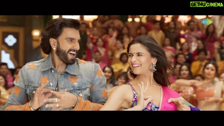 Ranveer Singh Instagram - WHAT JHUMKA ?!?! πΊπ½ππ» β¨ #RockyAurRaniKiiPremKahaani #RRKPK @aapkadharam #JayaBachchan @azmishabana18 @aliaabhatt @karanjohar @apoorva1972 @ajit_andhare @_ishita_moitra_ @shashankkhaitan @gogoroy @somenmishra #MadanMohan @ipritamofficial @arijitsingh @jonitamusic @amitabhbhattacharyaofficial @ganeshacharyaa @dharmamovies @viacom18studios @saregama_official