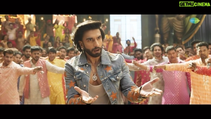 Ranveer Singh Instagram - Raniโs Jhumka is fallingโฆโฆand I am falling for Her!!! ๐บ๐ฝ๐๐ป ๐๐๐๐๐๐ #WhatJhumka, song out tomorrow! #RockyAurRaniKiiPremKahaani #RRKPK @aapkadharam #JayaBachchan @azmishabana18 @aliaabhatt @karanjohar @apoorva1972 @ajit_andhare @_ishita_moitra_ @shashankkhaitan @gogoroy @somenmishra #MadanMohan @ipritamofficial @arijitsingh @jonitamusic @amitabhbhattacharyaofficial @ganeshacharyaa @dharmamovies @viacom18studios @saregama_official