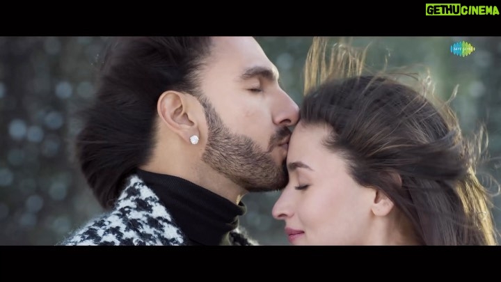 Ranveer Singh Instagram - The soaring melody of love that will make your heart sing! 🥰 #TumKyaMile – song OUT NOW! #RockyAurRaniKiiPremKahaani #RRKPK @aapkadharam #JayaBachchan @azmishabana18 @aliaabhatt @karanjohar @apoorva1972 @ajit_andhare @_ishita_moitra_ @shashankkhaitan @gogoroy @somenmishra @ipritamofficial @arijitsingh @shreyaghoshal @amitabhbhattacharyaofficial @vaibhavi.merchant @dharmamovies @viacom18studios @saregama_official