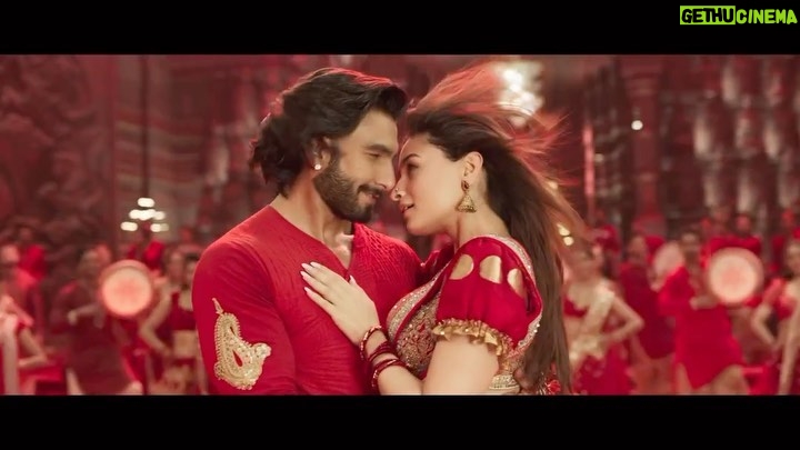 Ranveer Singh Instagram - Emotions, drama, parivaar, and above all, pyaar! 😍 Presenting the first glimpse of a ‘prem kahaani’ that commences a new era of love! #RockyAurRaniKiiPremKahaani #RRKPK @aapkadharam #JayaBachchan @azmishabana18 @aliaabhatt @karanjohar @apoorva1972 @ajit_andhare @_ishita_moitra_ @shashankkhaitan @gogoroy @somenmishra @ipritamofficial @arijitsingh @amitabhbhattacharyaofficial @dharmamovies @viacom18studios @saregama_official