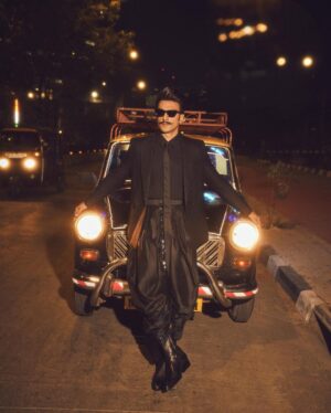 Ranveer Singh Instagram - For the grand opening of @jioworldplaza 🖤 
Spectacular evening! 
#NewOrderOfStyle #MumbaiAtThePlaza #JioWorldPlaza