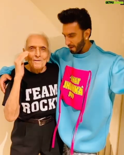 Ranveer Singh Instagram - Nana is peak Rocky-ism! π£π₯ 93 and Rock(y)ing!!! πΊπ½π₯such a #Heartthrob π