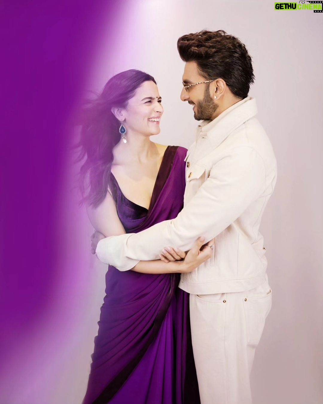 Ranveer Singh Instagram - Rocky aur Rani! πΊπ in cinemas tomorrow! ππ€ππ€ @aliaabhatt @dharmamovies