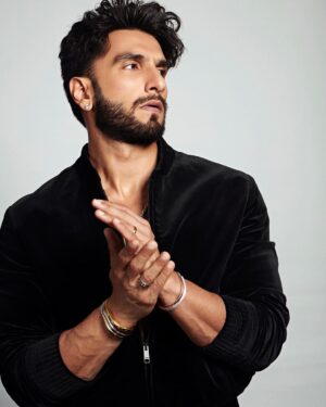 Ranveer Singh Instagram - No rules. All welcome. #TiffanyLock

Share your personal unbreakable bonds that make you who you are.

@tiffanyandco #TiffanyLock #LockwithLove #TiffanyIndia #TiffanyPartner