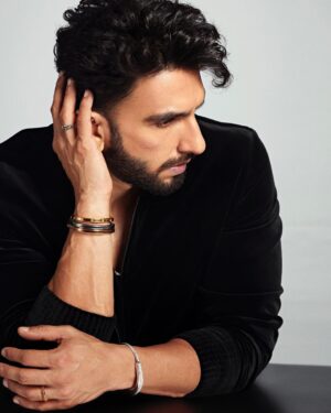 Ranveer Singh Instagram - No rules. All welcome. #TiffanyLock

Share your personal unbreakable bonds that make you who you are.

@tiffanyandco #TiffanyLock #LockwithLove #TiffanyIndia #TiffanyPartner