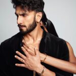 Ranveer Singh Instagram – No rules. All welcome. #TiffanyLock

Share your personal unbreakable bonds that make you who you are.

@tiffanyandco #TiffanyLock #LockwithLove #TiffanyIndia #TiffanyPartner