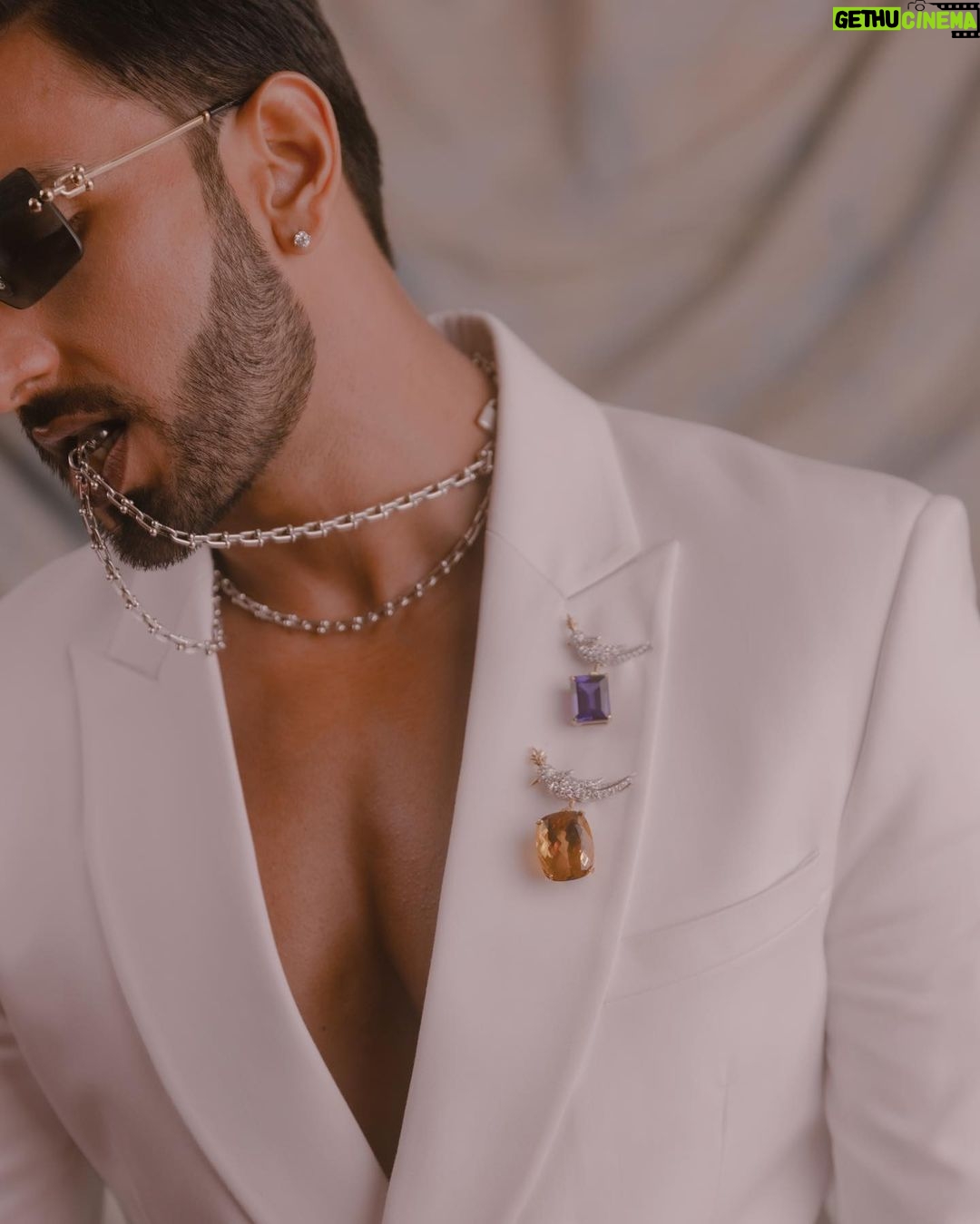 Ranveer Singh Instagram - 💎 @tiffanyandco #tiffanyandco #thetiffanylandmark @reliancebrandsltd