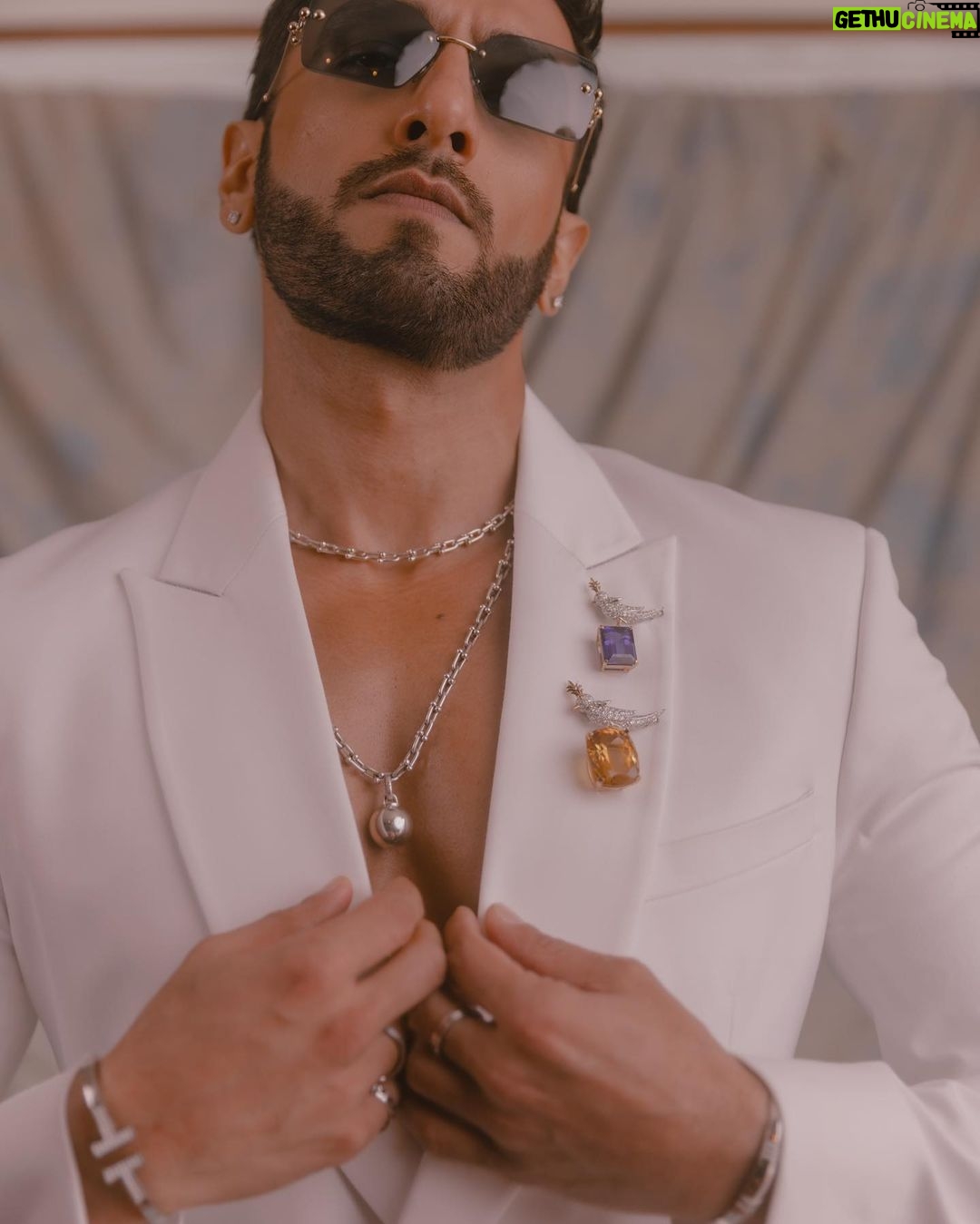 Ranveer Singh Instagram - 💎 @tiffanyandco #tiffanyandco #thetiffanylandmark @reliancebrandsltd