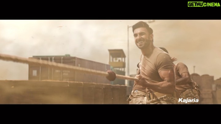 Ranveer Singh Instagram - Hum dono bahut alag hain, LEKIN……………..💪🏾💪🏾 #DeshKiMitti