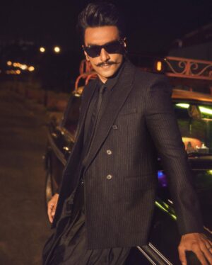 Ranveer Singh Instagram - For the grand opening of @jioworldplaza 🖤 
Spectacular evening! 
#NewOrderOfStyle #MumbaiAtThePlaza #JioWorldPlaza