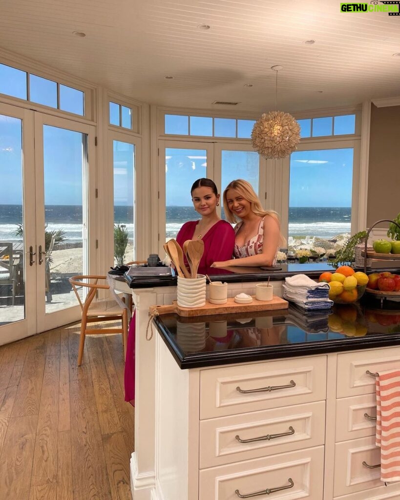 Raquelle Stevens Instagram - All 10 episodes of Selena + Chef Season 4 are out now 👩‍🍳👩‍🍳 We had so much fun! Will always be grateful for these memories. Thanks to all of the amazing chefs and the best team ever @hbomax Malibu, California
