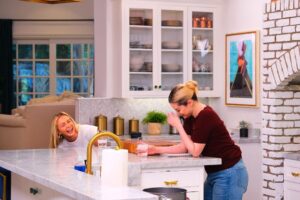 Raquelle Stevens Instagram - I had so much fun being a part of Selena + Chef Season 3. Last 4 episodes are out today on @hbomax with @gabe_kennedy @sophia_roe @choibites & a special Christmas episode with @jamieoliver 👩‍🍳 🤍

📸: @morganbrutocao