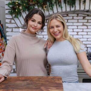 Raquelle Stevens Instagram - All 4 episodes of Selena + Chef: Home for the Holidays are out now on @foodnetwork & @streamonmax . Thank you to all the chef’s @claudetteazepeda @chefericadjepong @chefsymon and @guarnaschelli . Sending so much love to everyone this holiday season 🎄❤️ 🍽️👩🏼‍🍳
📸: @withinadream