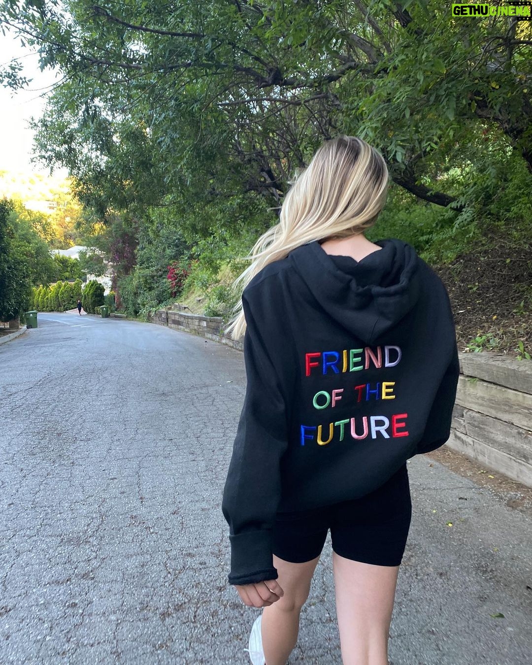 Raquelle Stevens Instagram - Been loving my walks these days 💫. 📷: @courtneylopez