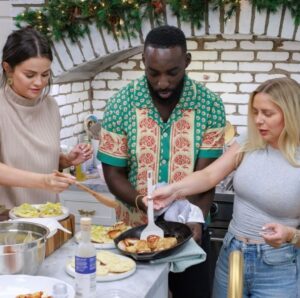 Raquelle Stevens Instagram - All 4 episodes of Selena + Chef: Home for the Holidays are out now on @foodnetwork & @streamonmax . Thank you to all the chef’s @claudetteazepeda @chefericadjepong @chefsymon and @guarnaschelli . Sending so much love to everyone this holiday season 🎄❤️ 🍽️👩🏼‍🍳
📸: @withinadream