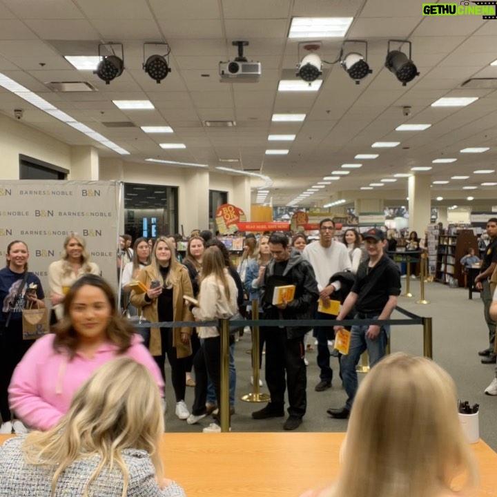 Raquelle Stevens Instagram - Today is the day!! The Sunshine Mind is now available. So grateful to everyone who came to our signing last night. It was so special, and we’ll always remember it! Thank you to our incredible team @zondervan @harpercollins 🙏🏻💛 The Grove
