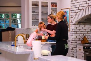 Raquelle Stevens Instagram - I had so much fun being a part of Selena + Chef Season 3. Last 4 episodes are out today on @hbomax with @gabe_kennedy @sophia_roe @choibites & a special Christmas episode with @jamieoliver 👩‍🍳 🤍

📸: @morganbrutocao