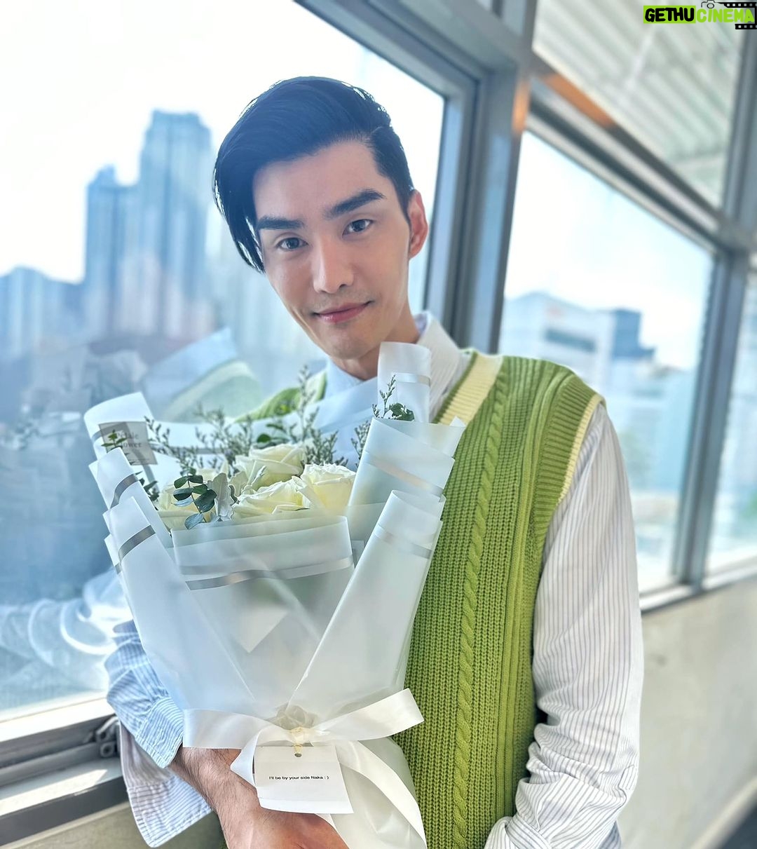 Rathanand Chanyachirawong Instagram - อาทิตย์นี้ร่างบ้งๆๆสุดๆ ทิ้งตัวลงโซฟาแต่เจอขอบ เข้ากลางก้นกบ เข้ารพสิครับ ดึงร่างกลับมาทำงานปกติ เข้ารายการเช้า รายการบ่าย จัดวิทยุ ทำMC กำลังใจมาในหลากหลายรูปแบบ ขอบคุณสำหรับกำลังใจนะฮับ