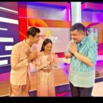 Rathanand Chanyachirawong Instagram – งานพิธีเช้าเสร็จแล้ว กราบขอบพระคุณพี่เต๊นที่มาให้เกียรติมาอวยพรบ่าวสาวนะครับ เจ้าสาวเขินนิดหน่อย😆

ป.ล ช่วงบ่ายเป็นพิธียกน้ำชาต่อ NineEntertain