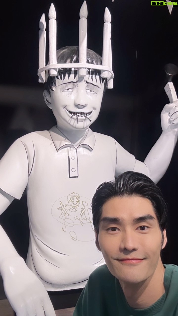 Rathanand Chanyachirawong Instagram - พาเที่ยวJunji Ito Horror house แบบสายฟ้าแล่บ #junjiitohorrorhouseinthailand2023 #itojunji ปล. ถ้าอยากเดินดูส่วนInstallationที่เค้าExhibit ในRouteAกับB ควรข่มความกลัวแล้วค่อยๆเดินนะครับ เพราะเค้าห้ามถ่ายภาพและวิดีโอ หลายชิ้นมันสวย จนควรหยุดดูจริงๆ ถ้ากลัวแล้วรีบเดินจะอดเห็นของดีนา