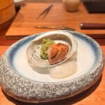 Rathanand Chanyachirawong Instagram – ว้าว ทุกคำจริงๆ ไปกินโอมากาเสะที่ @hotaru.omakase มาฮับ เป็น20คำที่ตื่นตาตื่นใจทุกคำและแน่นอน อร่อยมาก Appitizerน่าสนใจทุกคำ ก่อนเข้านิกิริ ข้าวปรุงรสด้วยน้ำส้มสายชูแดงปรุงรสได้กลมกล่อมมาก ไม่มีแย่งซีนน้องปลาเลย ส่วนน้องปลาตั้งมะได ชิมะอาจิ คินเมะได ชูโทโร่ โอโร่ agedมาหมด เจ้มจ้นมาก และแน่นอนUni ใช้Buffon uni หวานฉ่ำ อยากซ้ำ เมนูล้างpalateที่surprisedมาก คือ ไข่ตุ๋นคั่นด้วยวิปครีปทรัฟเฟิลและท็อบด้วยกุ้งเทมปุระ เมนูนี้มีในทุกคอร์สด้วย เชฟเบียร์ที่มาดูแลบอกมา เชฟพิถีพิพิถันกับทุกเมนู ที่สำคัญ presentation สนุกมากๆทั้ง20คำเลย อยากลองกินโอมากาเสะเริ่มที่799 แนะนำเลยจ้า ยิ้มกลับบ้านแน่นอน เดี๋ยวจัดเต็มช็อตเด็ดในreelต่อ รอติดตามชมนะฮับ #hotaruomakase #sushi #omakase Hotaru 119 Omakase & Izakaya – Sanampao