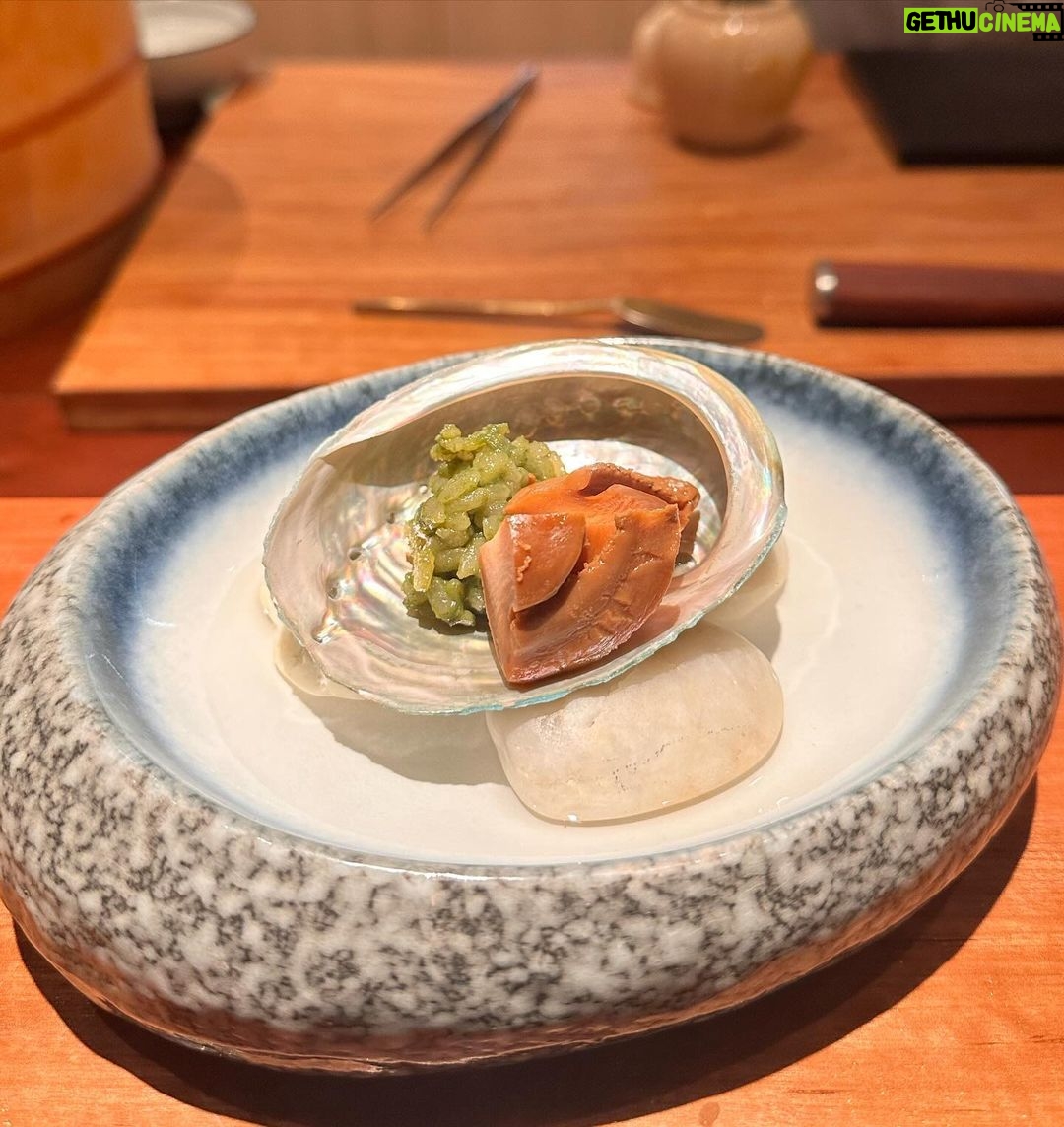 Rathanand Chanyachirawong Instagram - ว้าว ทุกคำจริงๆ ไปกินโอมากาเสะที่ @hotaru.omakase มาฮับ เป็น20คำที่ตื่นตาตื่นใจทุกคำและแน่นอน อร่อยมาก Appitizerน่าสนใจทุกคำ ก่อนเข้านิกิริ ข้าวปรุงรสด้วยน้ำส้มสายชูแดงปรุงรสได้กลมกล่อมมาก ไม่มีแย่งซีนน้องปลาเลย ส่วนน้องปลาตั้งมะได ชิมะอาจิ คินเมะได ชูโทโร่ โอโร่ agedมาหมด เจ้มจ้นมาก และแน่นอนUni ใช้Buffon uni หวานฉ่ำ อยากซ้ำ เมนูล้างpalateที่surprisedมาก คือ ไข่ตุ๋นคั่นด้วยวิปครีปทรัฟเฟิลและท็อบด้วยกุ้งเทมปุระ เมนูนี้มีในทุกคอร์สด้วย เชฟเบียร์ที่มาดูแลบอกมา เชฟพิถีพิพิถันกับทุกเมนู ที่สำคัญ presentation สนุกมากๆทั้ง20คำเลย อยากลองกินโอมากาเสะเริ่มที่799 แนะนำเลยจ้า ยิ้มกลับบ้านแน่นอน เดี๋ยวจัดเต็มช็อตเด็ดในreelต่อ รอติดตามชมนะฮับ #hotaruomakase #sushi #omakase Hotaru 119 Omakase & Izakaya - Sanampao