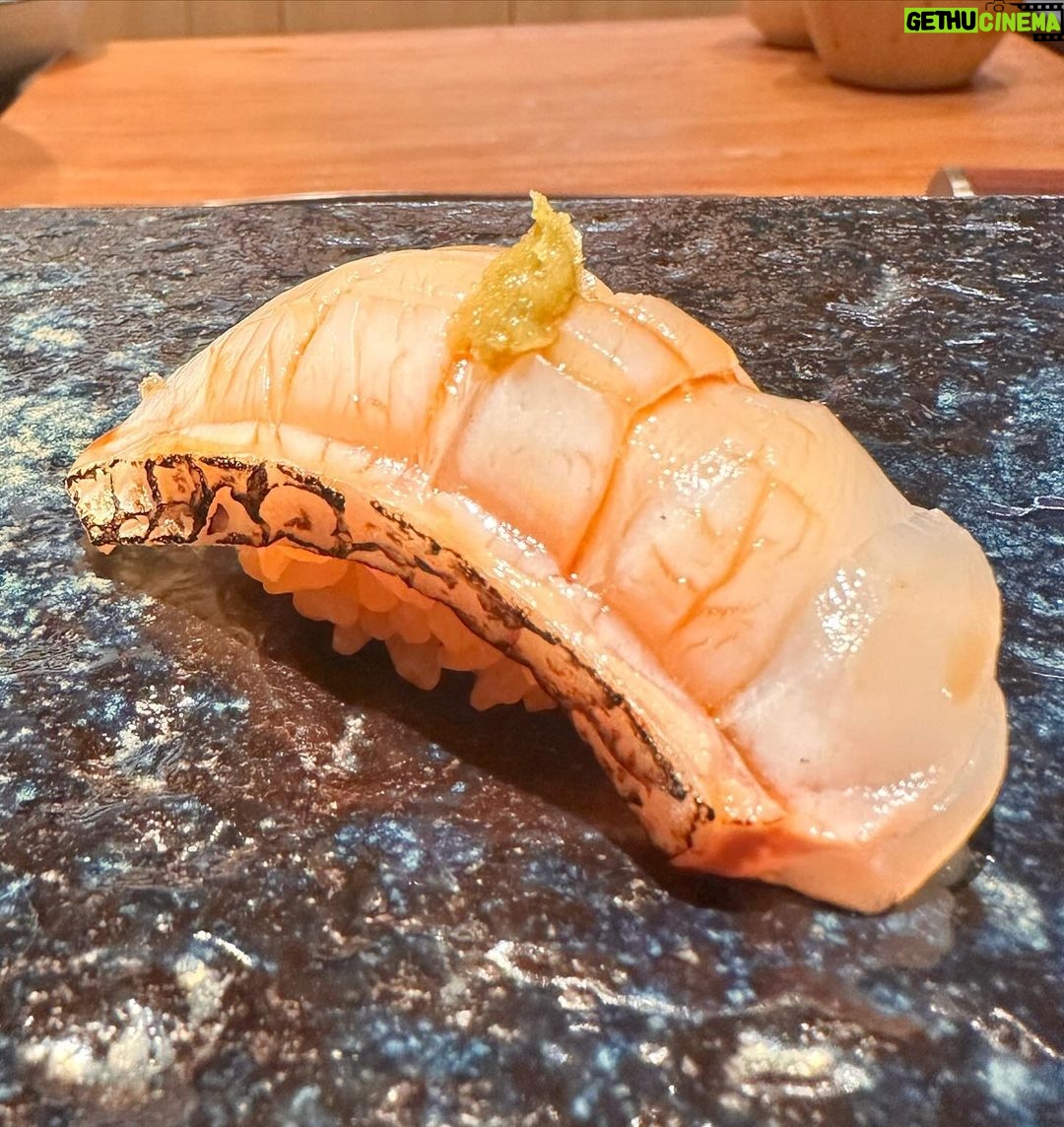 Rathanand Chanyachirawong Instagram - ว้าว ทุกคำจริงๆ ไปกินโอมากาเสะที่ @hotaru.omakase มาฮับ เป็น20คำที่ตื่นตาตื่นใจทุกคำและแน่นอน อร่อยมาก Appitizerน่าสนใจทุกคำ ก่อนเข้านิกิริ ข้าวปรุงรสด้วยน้ำส้มสายชูแดงปรุงรสได้กลมกล่อมมาก ไม่มีแย่งซีนน้องปลาเลย ส่วนน้องปลาตั้งมะได ชิมะอาจิ คินเมะได ชูโทโร่ โอโร่ agedมาหมด เจ้มจ้นมาก และแน่นอนUni ใช้Buffon uni หวานฉ่ำ อยากซ้ำ เมนูล้างpalateที่surprisedมาก คือ ไข่ตุ๋นคั่นด้วยวิปครีปทรัฟเฟิลและท็อบด้วยกุ้งเทมปุระ เมนูนี้มีในทุกคอร์สด้วย เชฟเบียร์ที่มาดูแลบอกมา เชฟพิถีพิพิถันกับทุกเมนู ที่สำคัญ presentation สนุกมากๆทั้ง20คำเลย อยากลองกินโอมากาเสะเริ่มที่799 แนะนำเลยจ้า ยิ้มกลับบ้านแน่นอน เดี๋ยวจัดเต็มช็อตเด็ดในreelต่อ รอติดตามชมนะฮับ #hotaruomakase #sushi #omakase Hotaru 119 Omakase & Izakaya - Sanampao