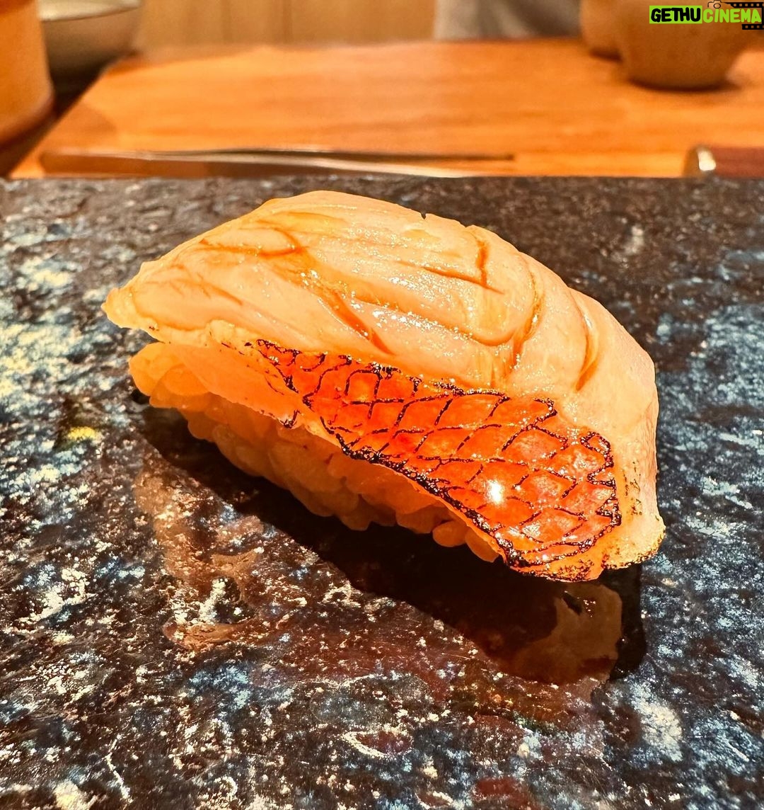 Rathanand Chanyachirawong Instagram - ว้าว ทุกคำจริงๆ ไปกินโอมากาเสะที่ @hotaru.omakase มาฮับ เป็น20คำที่ตื่นตาตื่นใจทุกคำและแน่นอน อร่อยมาก Appitizerน่าสนใจทุกคำ ก่อนเข้านิกิริ ข้าวปรุงรสด้วยน้ำส้มสายชูแดงปรุงรสได้กลมกล่อมมาก ไม่มีแย่งซีนน้องปลาเลย ส่วนน้องปลาตั้งมะได ชิมะอาจิ คินเมะได ชูโทโร่ โอโร่ agedมาหมด เจ้มจ้นมาก และแน่นอนUni ใช้Buffon uni หวานฉ่ำ อยากซ้ำ เมนูล้างpalateที่surprisedมาก คือ ไข่ตุ๋นคั่นด้วยวิปครีปทรัฟเฟิลและท็อบด้วยกุ้งเทมปุระ เมนูนี้มีในทุกคอร์สด้วย เชฟเบียร์ที่มาดูแลบอกมา เชฟพิถีพิพิถันกับทุกเมนู ที่สำคัญ presentation สนุกมากๆทั้ง20คำเลย อยากลองกินโอมากาเสะเริ่มที่799 แนะนำเลยจ้า ยิ้มกลับบ้านแน่นอน เดี๋ยวจัดเต็มช็อตเด็ดในreelต่อ รอติดตามชมนะฮับ #hotaruomakase #sushi #omakase Hotaru 119 Omakase & Izakaya - Sanampao