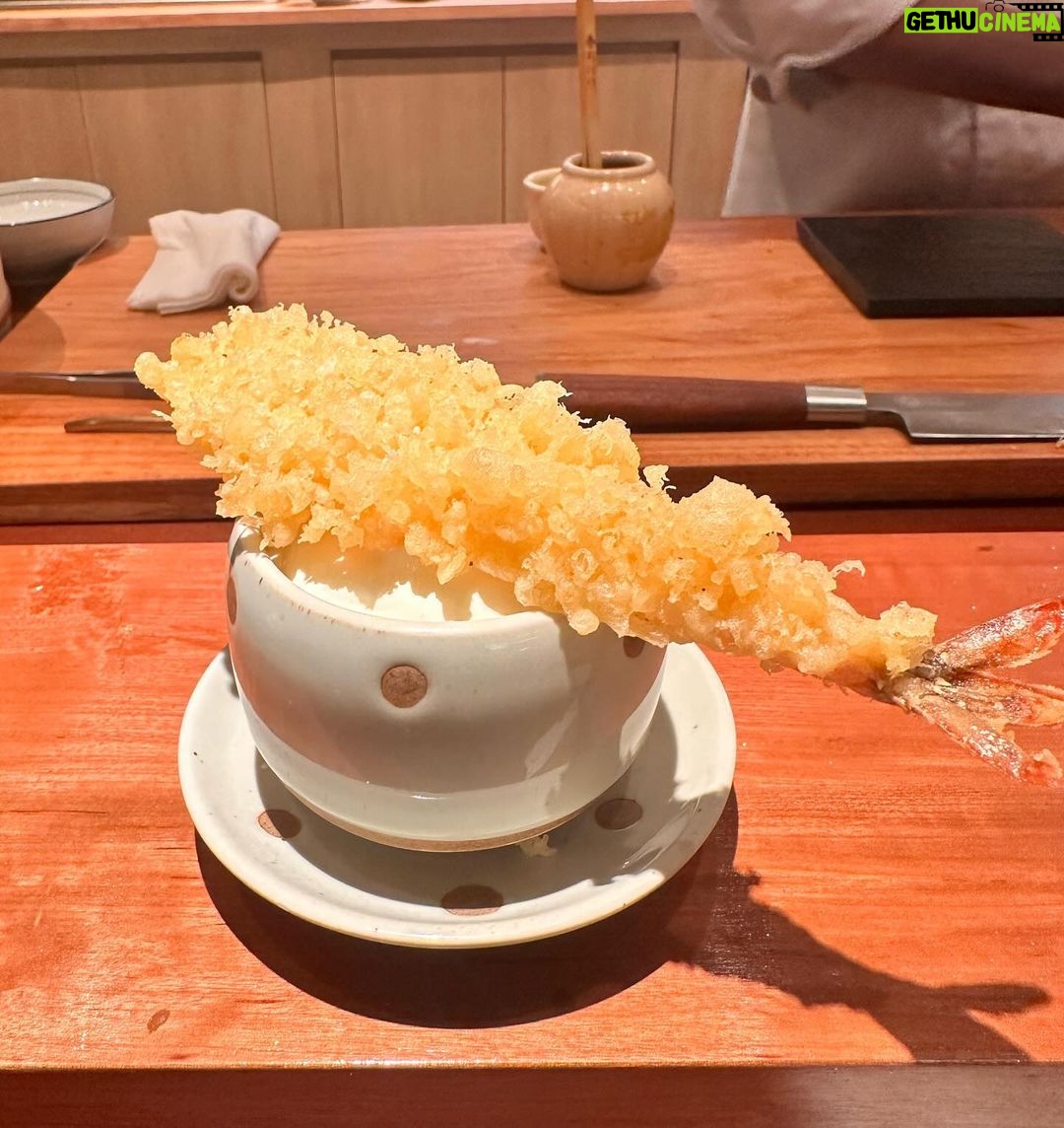 Rathanand Chanyachirawong Instagram - ว้าว ทุกคำจริงๆ ไปกินโอมากาเสะที่ @hotaru.omakase มาฮับ เป็น20คำที่ตื่นตาตื่นใจทุกคำและแน่นอน อร่อยมาก Appitizerน่าสนใจทุกคำ ก่อนเข้านิกิริ ข้าวปรุงรสด้วยน้ำส้มสายชูแดงปรุงรสได้กลมกล่อมมาก ไม่มีแย่งซีนน้องปลาเลย ส่วนน้องปลาตั้งมะได ชิมะอาจิ คินเมะได ชูโทโร่ โอโร่ agedมาหมด เจ้มจ้นมาก และแน่นอนUni ใช้Buffon uni หวานฉ่ำ อยากซ้ำ เมนูล้างpalateที่surprisedมาก คือ ไข่ตุ๋นคั่นด้วยวิปครีปทรัฟเฟิลและท็อบด้วยกุ้งเทมปุระ เมนูนี้มีในทุกคอร์สด้วย เชฟเบียร์ที่มาดูแลบอกมา เชฟพิถีพิพิถันกับทุกเมนู ที่สำคัญ presentation สนุกมากๆทั้ง20คำเลย อยากลองกินโอมากาเสะเริ่มที่799 แนะนำเลยจ้า ยิ้มกลับบ้านแน่นอน เดี๋ยวจัดเต็มช็อตเด็ดในreelต่อ รอติดตามชมนะฮับ #hotaruomakase #sushi #omakase Hotaru 119 Omakase & Izakaya - Sanampao