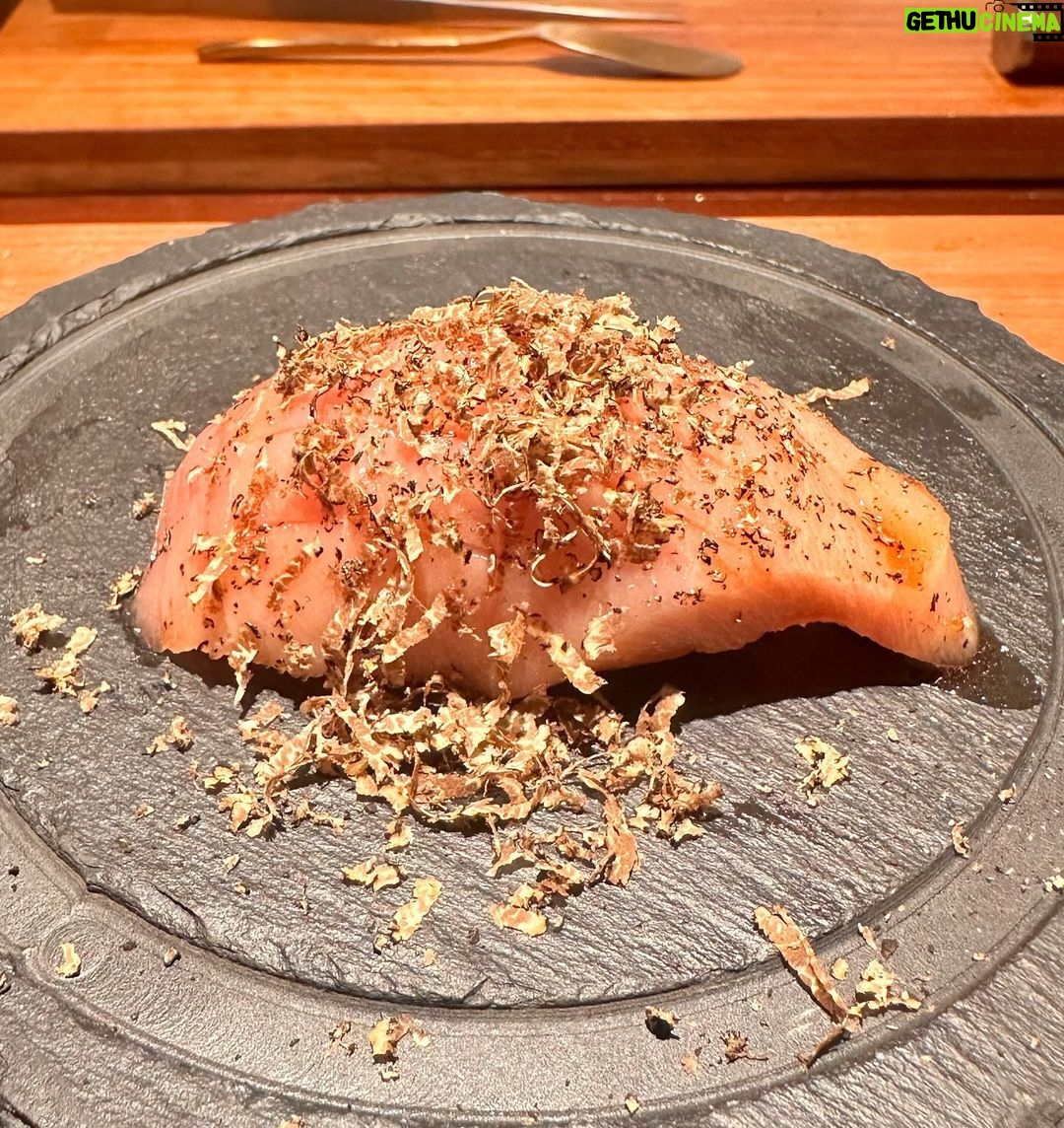 Rathanand Chanyachirawong Instagram - ว้าว ทุกคำจริงๆ ไปกินโอมากาเสะที่ @hotaru.omakase มาฮับ เป็น20คำที่ตื่นตาตื่นใจทุกคำและแน่นอน อร่อยมาก Appitizerน่าสนใจทุกคำ ก่อนเข้านิกิริ ข้าวปรุงรสด้วยน้ำส้มสายชูแดงปรุงรสได้กลมกล่อมมาก ไม่มีแย่งซีนน้องปลาเลย ส่วนน้องปลาตั้งมะได ชิมะอาจิ คินเมะได ชูโทโร่ โอโร่ agedมาหมด เจ้มจ้นมาก และแน่นอนUni ใช้Buffon uni หวานฉ่ำ อยากซ้ำ เมนูล้างpalateที่surprisedมาก คือ ไข่ตุ๋นคั่นด้วยวิปครีปทรัฟเฟิลและท็อบด้วยกุ้งเทมปุระ เมนูนี้มีในทุกคอร์สด้วย เชฟเบียร์ที่มาดูแลบอกมา เชฟพิถีพิพิถันกับทุกเมนู ที่สำคัญ presentation สนุกมากๆทั้ง20คำเลย อยากลองกินโอมากาเสะเริ่มที่799 แนะนำเลยจ้า ยิ้มกลับบ้านแน่นอน เดี๋ยวจัดเต็มช็อตเด็ดในreelต่อ รอติดตามชมนะฮับ #hotaruomakase #sushi #omakase Hotaru 119 Omakase & Izakaya - Sanampao