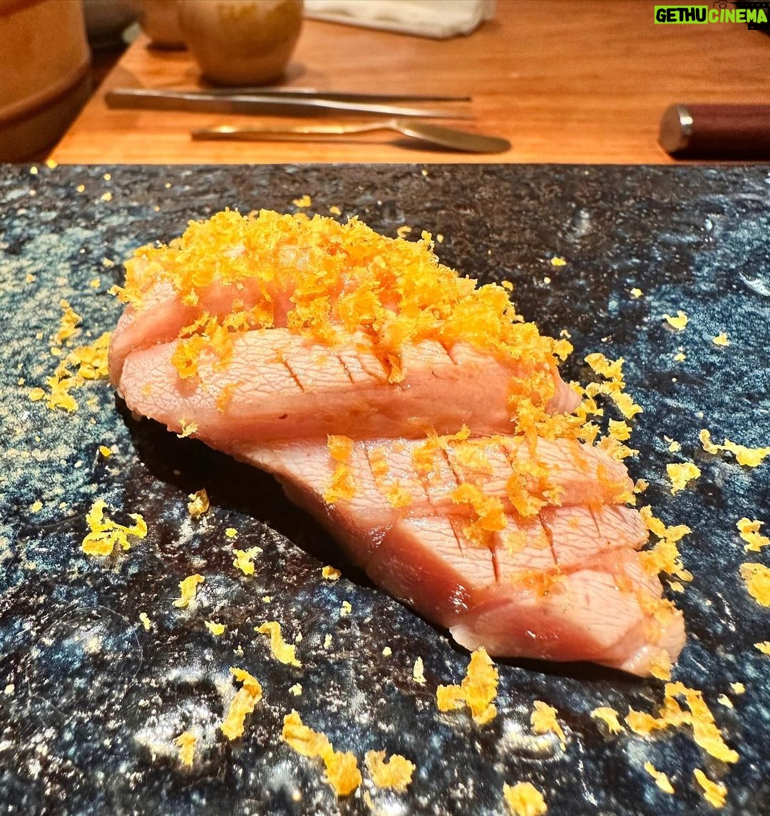 Rathanand Chanyachirawong Instagram - ว้าว ทุกคำจริงๆ ไปกินโอมากาเสะที่ @hotaru.omakase มาฮับ เป็น20คำที่ตื่นตาตื่นใจทุกคำและแน่นอน อร่อยมาก Appitizerน่าสนใจทุกคำ ก่อนเข้านิกิริ ข้าวปรุงรสด้วยน้ำส้มสายชูแดงปรุงรสได้กลมกล่อมมาก ไม่มีแย่งซีนน้องปลาเลย ส่วนน้องปลาตั้งมะได ชิมะอาจิ คินเมะได ชูโทโร่ โอโร่ agedมาหมด เจ้มจ้นมาก และแน่นอนUni ใช้Buffon uni หวานฉ่ำ อยากซ้ำ เมนูล้างpalateที่surprisedมาก คือ ไข่ตุ๋นคั่นด้วยวิปครีปทรัฟเฟิลและท็อบด้วยกุ้งเทมปุระ เมนูนี้มีในทุกคอร์สด้วย เชฟเบียร์ที่มาดูแลบอกมา เชฟพิถีพิพิถันกับทุกเมนู ที่สำคัญ presentation สนุกมากๆทั้ง20คำเลย อยากลองกินโอมากาเสะเริ่มที่799 แนะนำเลยจ้า ยิ้มกลับบ้านแน่นอน เดี๋ยวจัดเต็มช็อตเด็ดในreelต่อ รอติดตามชมนะฮับ #hotaruomakase #sushi #omakase Hotaru 119 Omakase & Izakaya - Sanampao