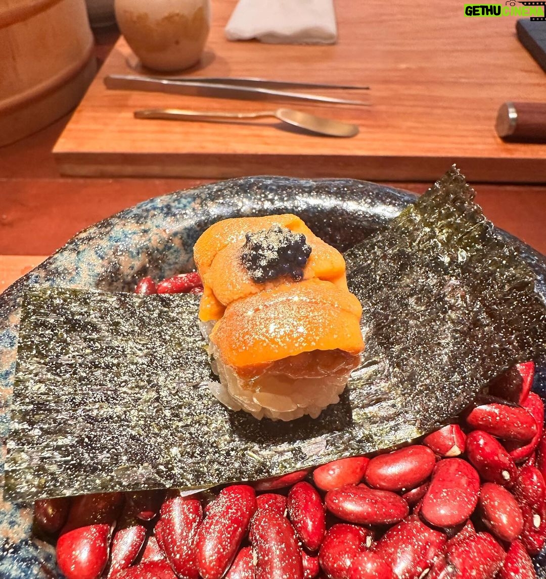 Rathanand Chanyachirawong Instagram - ว้าว ทุกคำจริงๆ ไปกินโอมากาเสะที่ @hotaru.omakase มาฮับ เป็น20คำที่ตื่นตาตื่นใจทุกคำและแน่นอน อร่อยมาก Appitizerน่าสนใจทุกคำ ก่อนเข้านิกิริ ข้าวปรุงรสด้วยน้ำส้มสายชูแดงปรุงรสได้กลมกล่อมมาก ไม่มีแย่งซีนน้องปลาเลย ส่วนน้องปลาตั้งมะได ชิมะอาจิ คินเมะได ชูโทโร่ โอโร่ agedมาหมด เจ้มจ้นมาก และแน่นอนUni ใช้Buffon uni หวานฉ่ำ อยากซ้ำ เมนูล้างpalateที่surprisedมาก คือ ไข่ตุ๋นคั่นด้วยวิปครีปทรัฟเฟิลและท็อบด้วยกุ้งเทมปุระ เมนูนี้มีในทุกคอร์สด้วย เชฟเบียร์ที่มาดูแลบอกมา เชฟพิถีพิพิถันกับทุกเมนู ที่สำคัญ presentation สนุกมากๆทั้ง20คำเลย อยากลองกินโอมากาเสะเริ่มที่799 แนะนำเลยจ้า ยิ้มกลับบ้านแน่นอน เดี๋ยวจัดเต็มช็อตเด็ดในreelต่อ รอติดตามชมนะฮับ #hotaruomakase #sushi #omakase Hotaru 119 Omakase & Izakaya - Sanampao