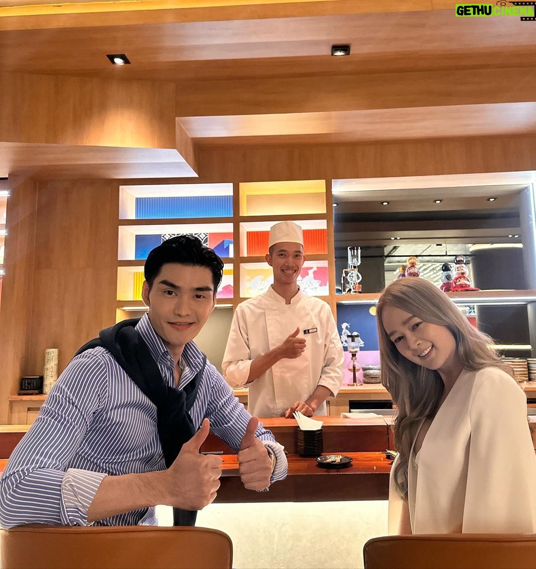 Rathanand Chanyachirawong Instagram - ว้าว ทุกคำจริงๆ ไปกินโอมากาเสะที่ @hotaru.omakase มาฮับ เป็น20คำที่ตื่นตาตื่นใจทุกคำและแน่นอน อร่อยมาก Appitizerน่าสนใจทุกคำ ก่อนเข้านิกิริ ข้าวปรุงรสด้วยน้ำส้มสายชูแดงปรุงรสได้กลมกล่อมมาก ไม่มีแย่งซีนน้องปลาเลย ส่วนน้องปลาตั้งมะได ชิมะอาจิ คินเมะได ชูโทโร่ โอโร่ agedมาหมด เจ้มจ้นมาก และแน่นอนUni ใช้Buffon uni หวานฉ่ำ อยากซ้ำ เมนูล้างpalateที่surprisedมาก คือ ไข่ตุ๋นคั่นด้วยวิปครีปทรัฟเฟิลและท็อบด้วยกุ้งเทมปุระ เมนูนี้มีในทุกคอร์สด้วย เชฟเบียร์ที่มาดูแลบอกมา เชฟพิถีพิพิถันกับทุกเมนู ที่สำคัญ presentation สนุกมากๆทั้ง20คำเลย อยากลองกินโอมากาเสะเริ่มที่799 แนะนำเลยจ้า ยิ้มกลับบ้านแน่นอน เดี๋ยวจัดเต็มช็อตเด็ดในreelต่อ รอติดตามชมนะฮับ #hotaruomakase #sushi #omakase Hotaru 119 Omakase & Izakaya - Sanampao