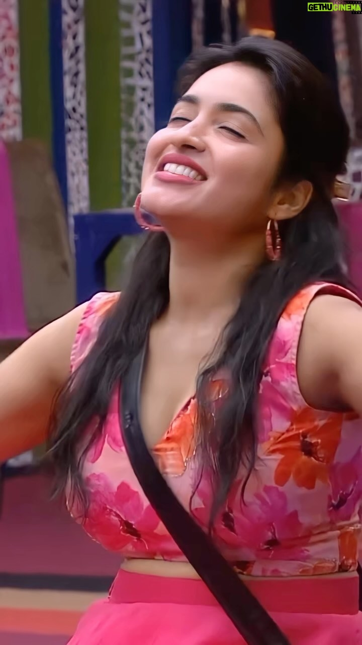 Rathika Rose Instagram - Her sweet and captivating voice fills the Bigg Boss house with joy, as she sings so charmingly, entertaining everyone with her delightful melodies. DESIGNED BY @adika_fashion_cafe JEWELLERY BY @aanvitrends #rathikarose #singer #biggboss7telugu #biggbosstelugu #bigbosstelugu #starmaa #songs #telugusongs #viralreels #trendingreels