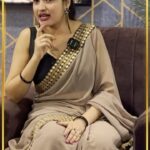 Rathika Rose Instagram - ఉడతా... ఉడతా ఊచ్.... ప్రేక్షకులతో పాటు నాగార్జున సర్ కూడా రతికను ప్రత్యేకంగా ప్రశంసించిన ఎపిసోడ్. ఈ ఎపిసోడ్ తర్వాత రతిక టాలెంట్ చూసి చాలా మంది షాక్ అయ్యారు. దాదాపు రెండున్నర గంటల పాటు బిగ్ బాస్ ప్లే చేసిన ఉడతా ఉడతా ఊచ్... పాటలో వచ్చిన ఉడతల్ని సంఖ్యను ఎలా కౌంట్ చేసిందనే అనుమానాలు చాలా మందికి ఉంది. ఆ అనుమానాలకు చెక్ పెడుతూ.... ఈ మధ్య జరిగిన ఫ్యాన్స్ మీట్ లో.... ఉడతల సంఖ్యను ఎలా కౌంట్ చేసిందో రతిక వివరించింది. ఆ వీడియో ప్రత్యేకంగా మీకోసం.... #rathikarose #biggboss7telugu #biggbosstelugu #biggbosstelugu2 #bigbosstelugu #starmaa